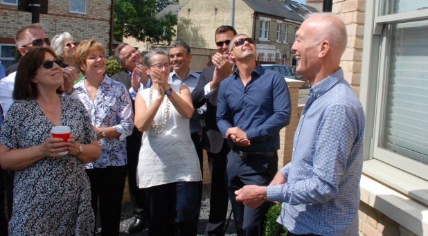 Damien Tunnacliffe unveils a plaque at The Newton in Humberstone Road